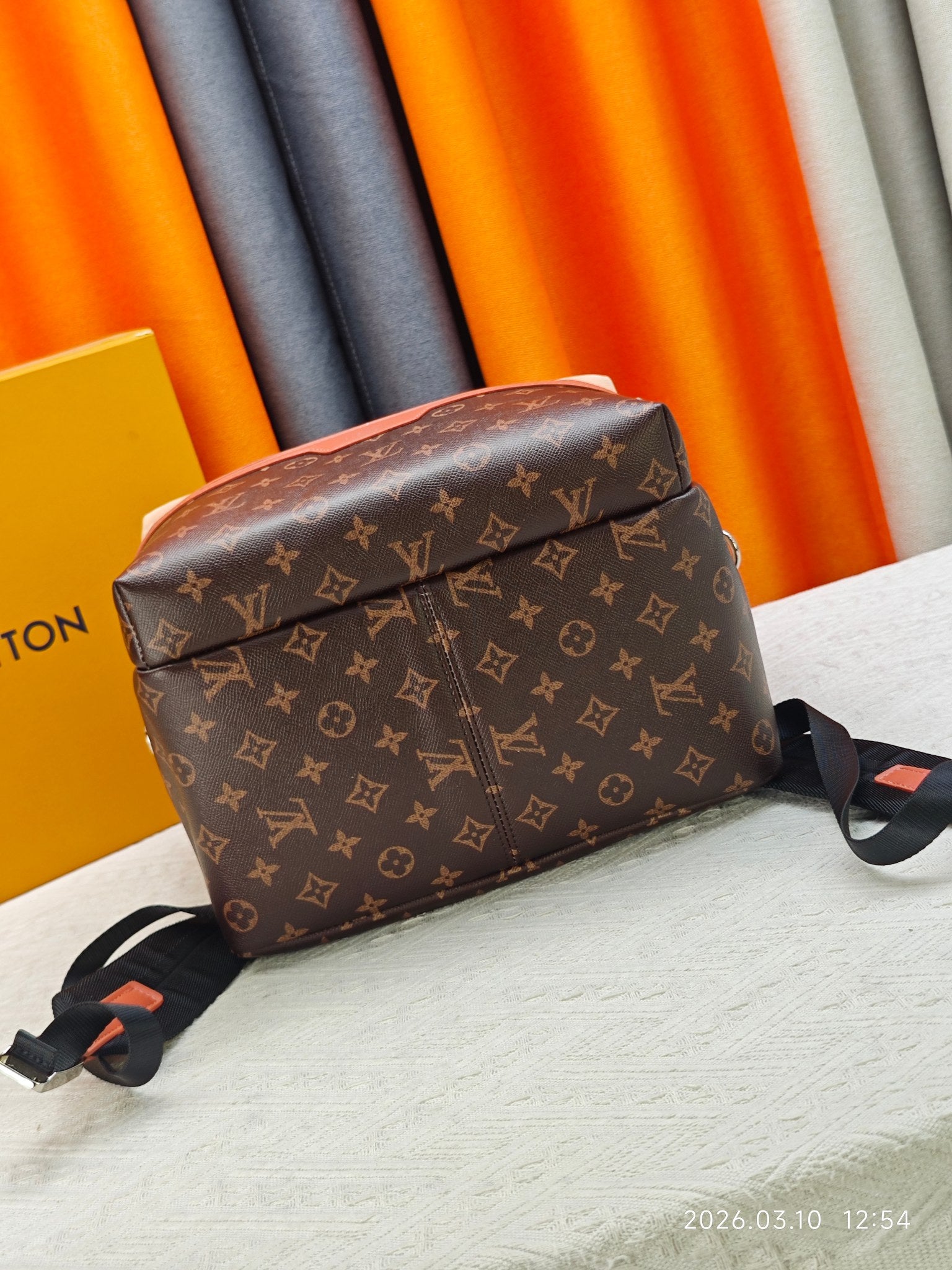 136PE18B Popular leather bag