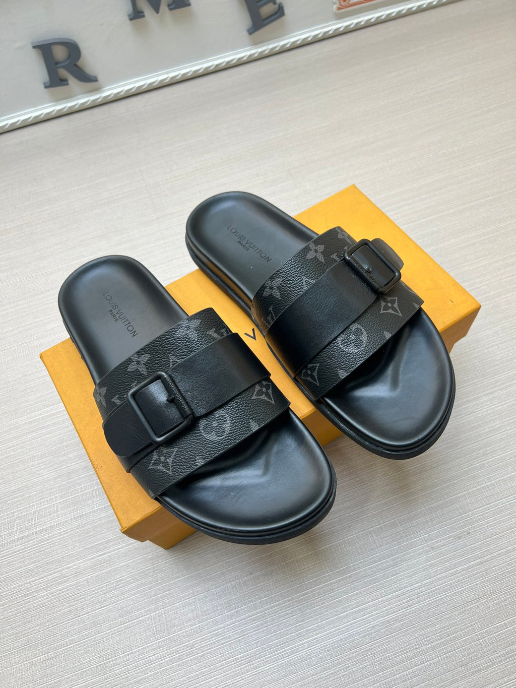 54E111Z Popular slippers