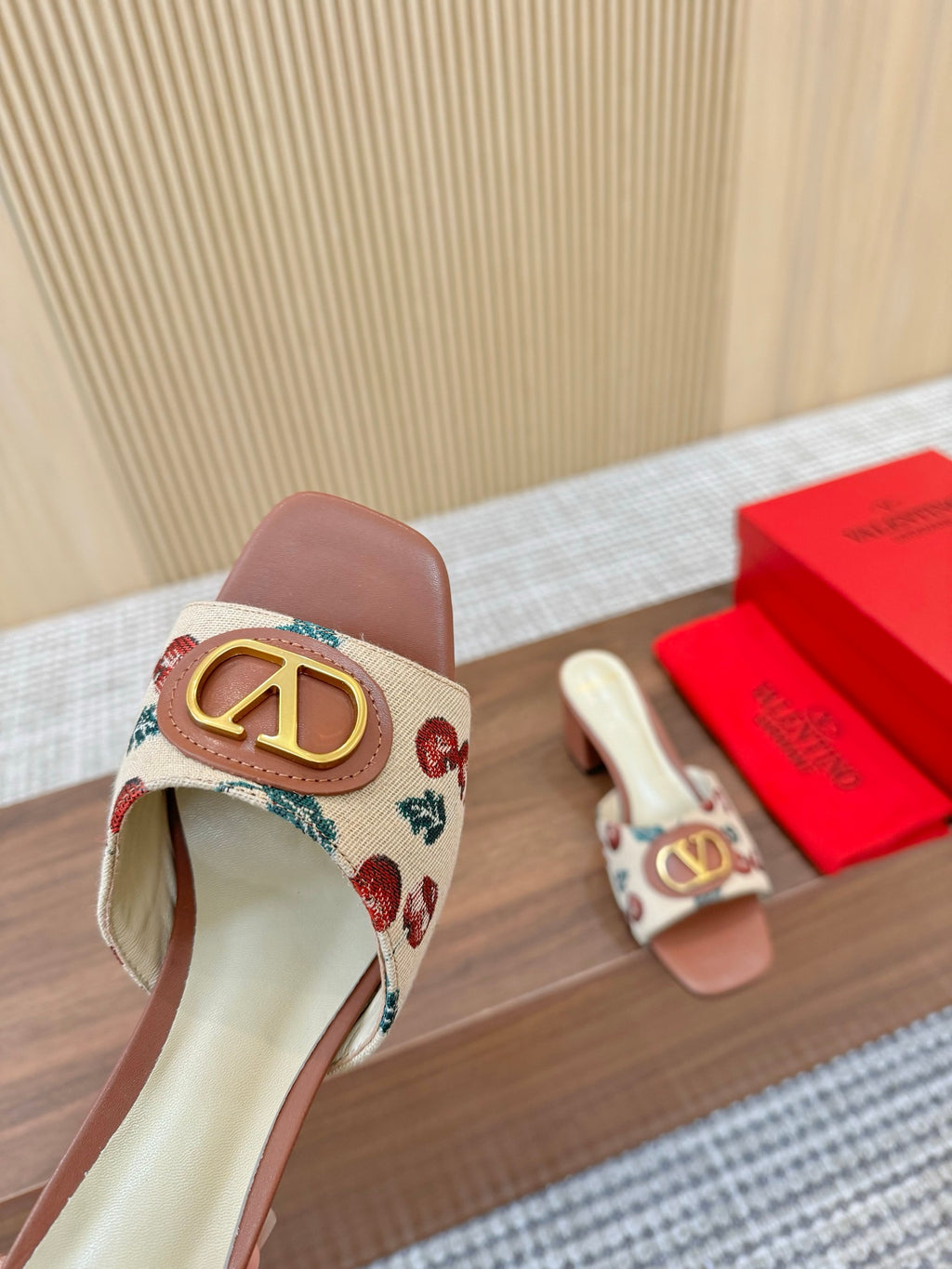 255QVL32Z Popular leather shoes
