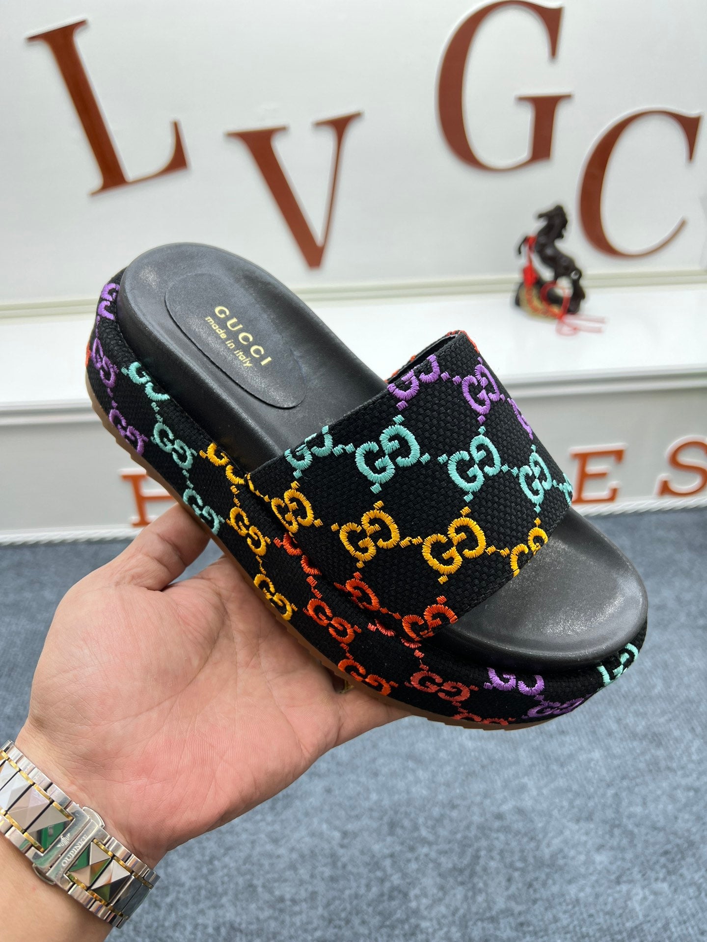 5YB72Z Popular leather sandals