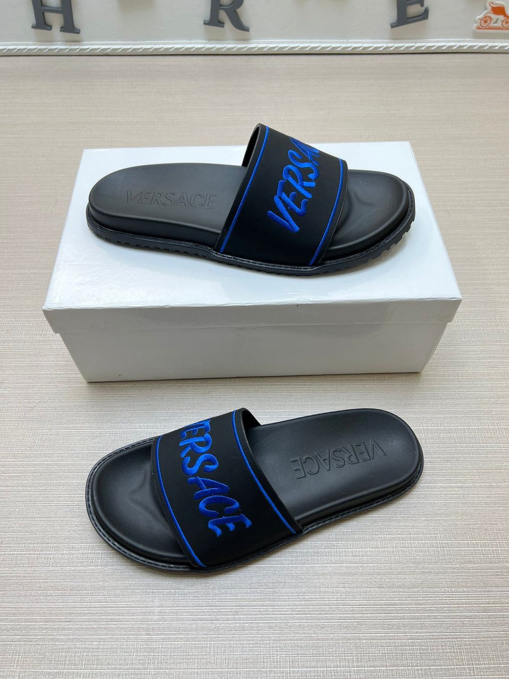 54V54Z Popular slippers