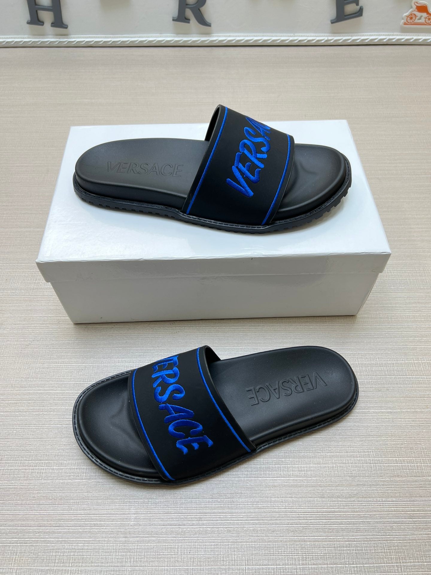 54V54Z Popular slippers