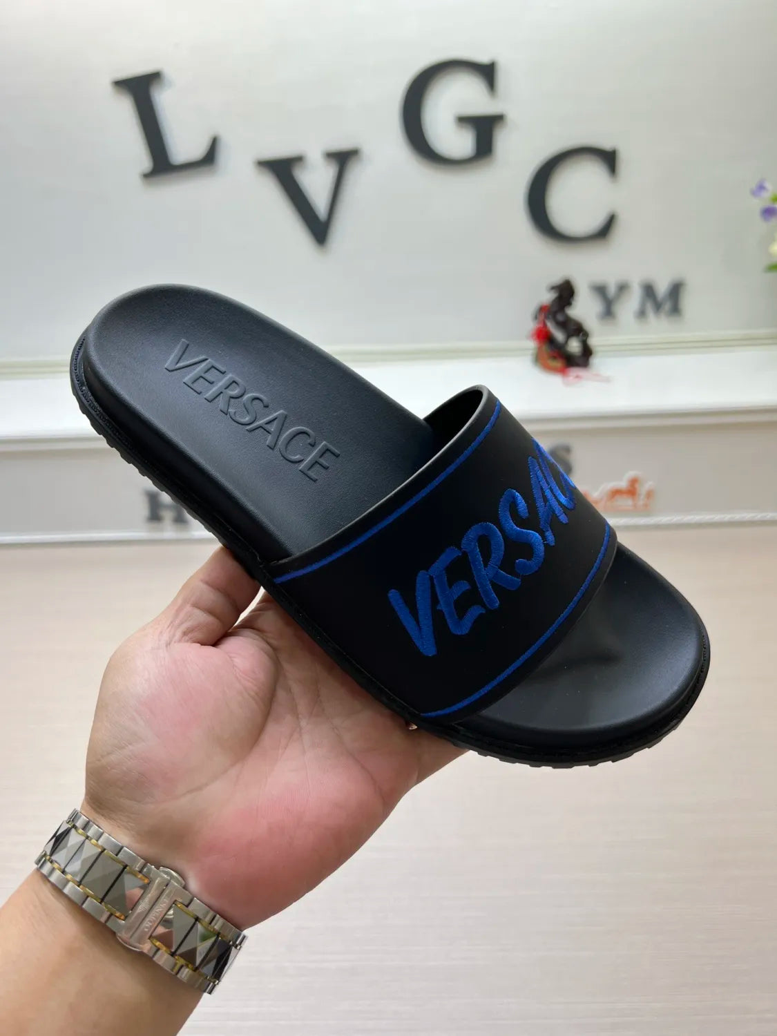 54V54Z Popular slippers