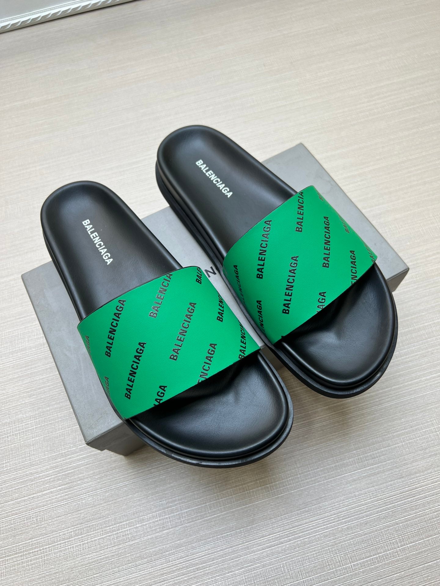 54J99Z Popular slippers