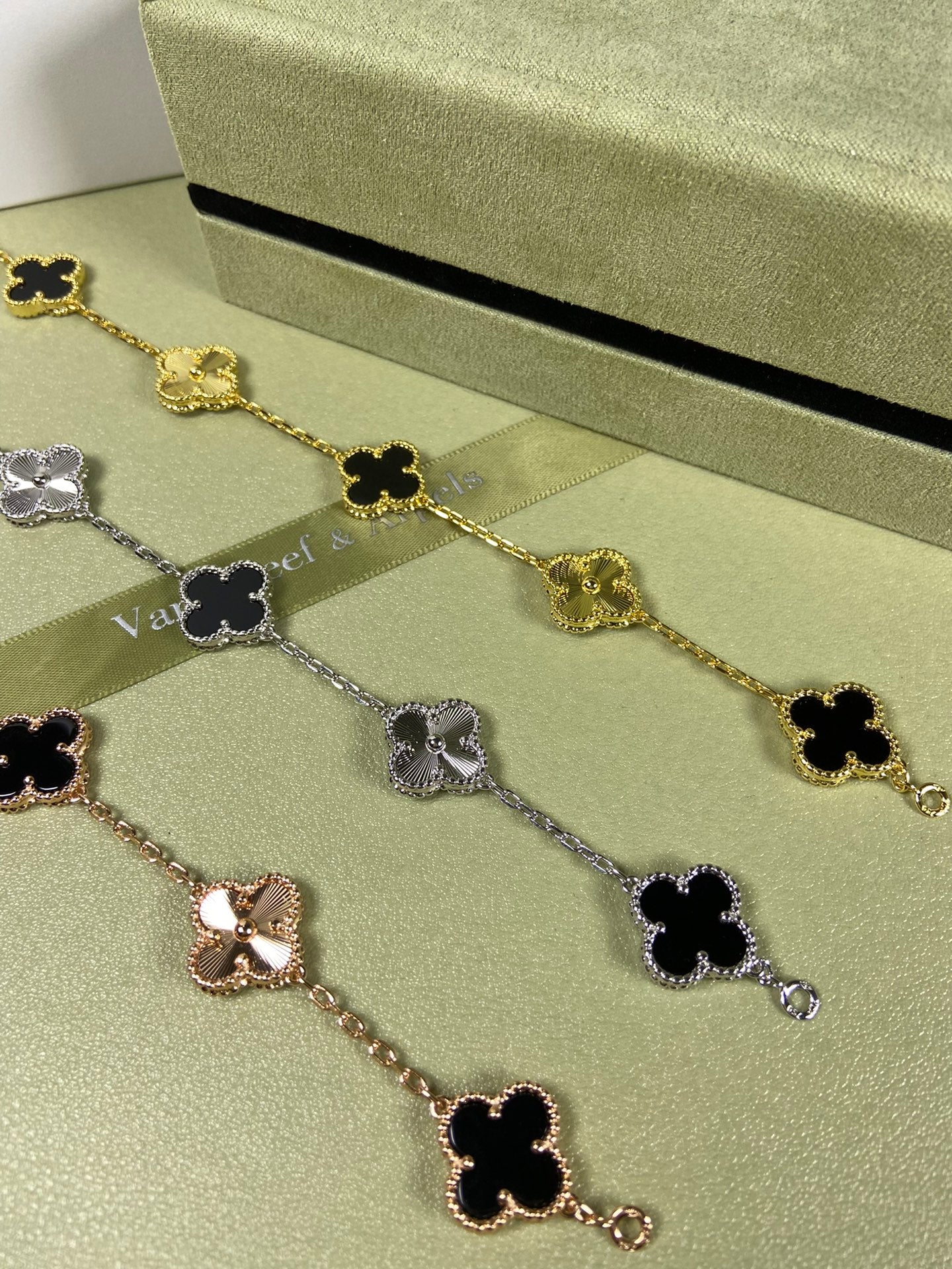 5XVA181K  Popular bracelets  5 flowers normal size1.5cm flower