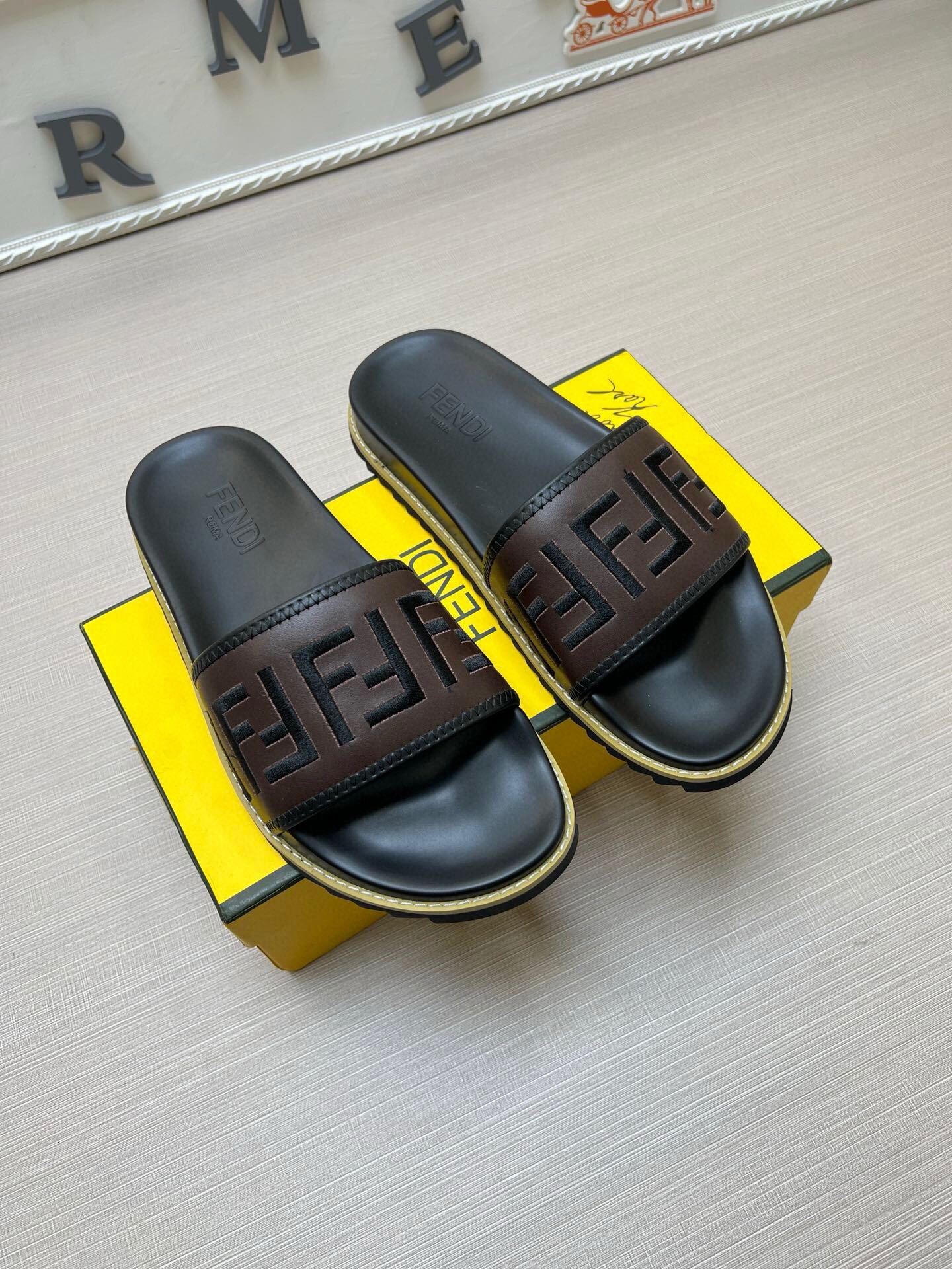 54F25Z Popular slippers