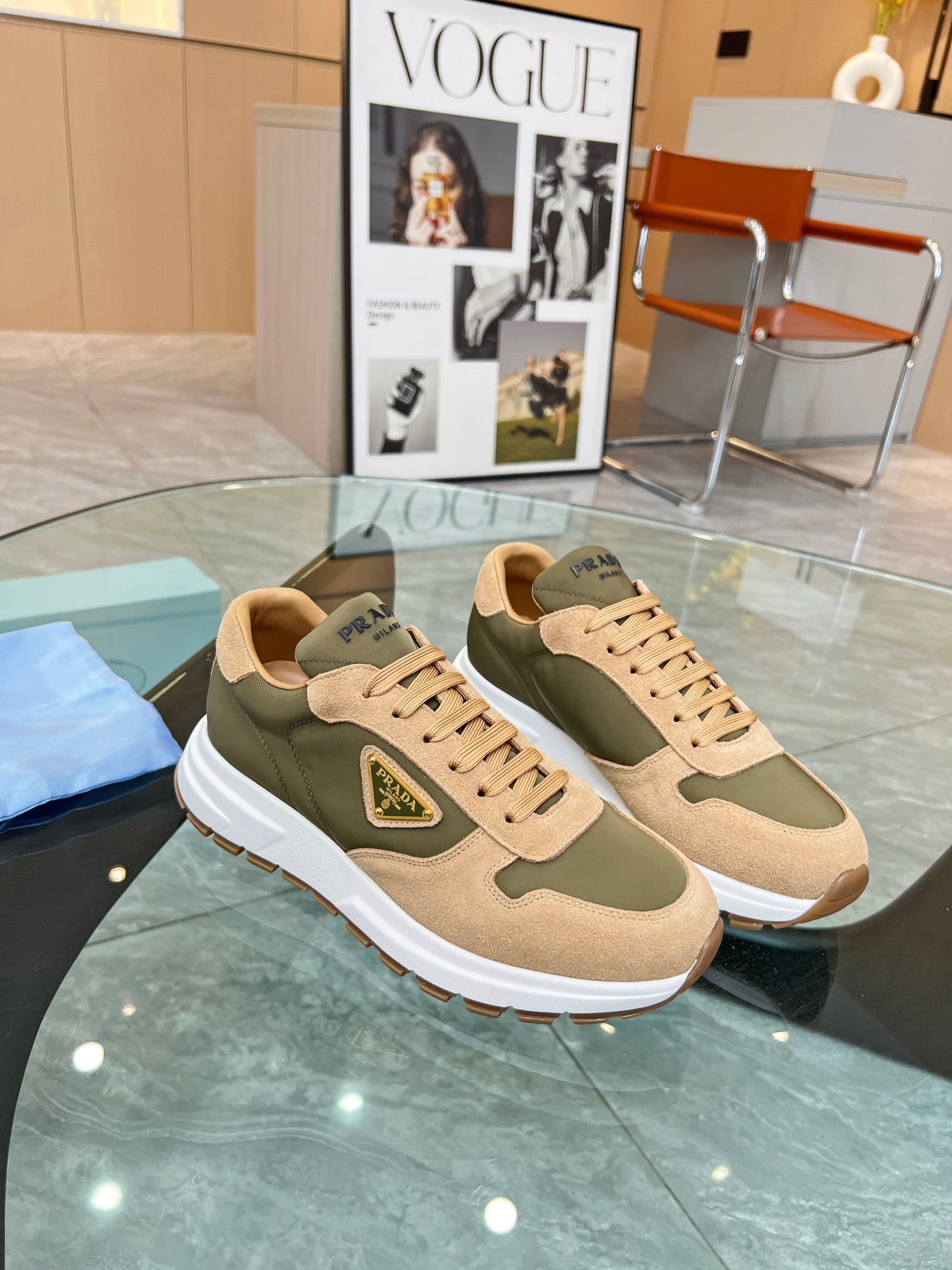 2LPD5X  Popular high-quality shoes