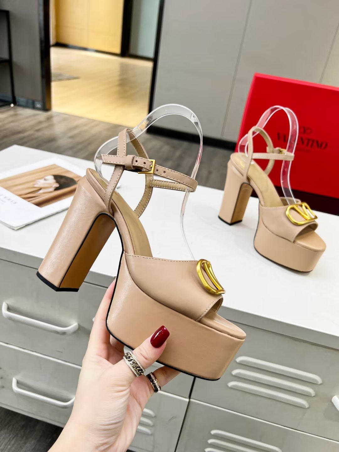 2YVL26Z Popular leather  High heels