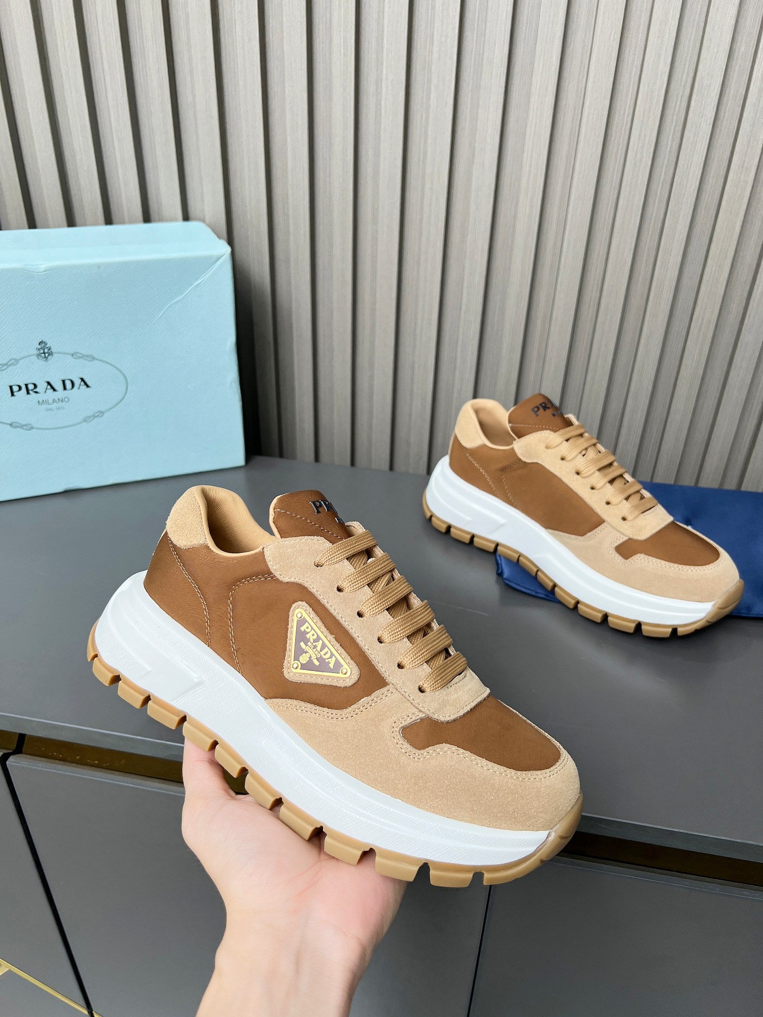 2LPD5X  Popular high-quality shoes