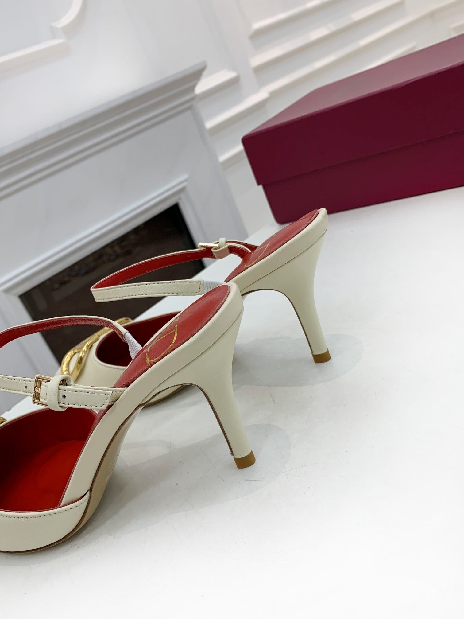 2YVL28Z Popular leather  High heels