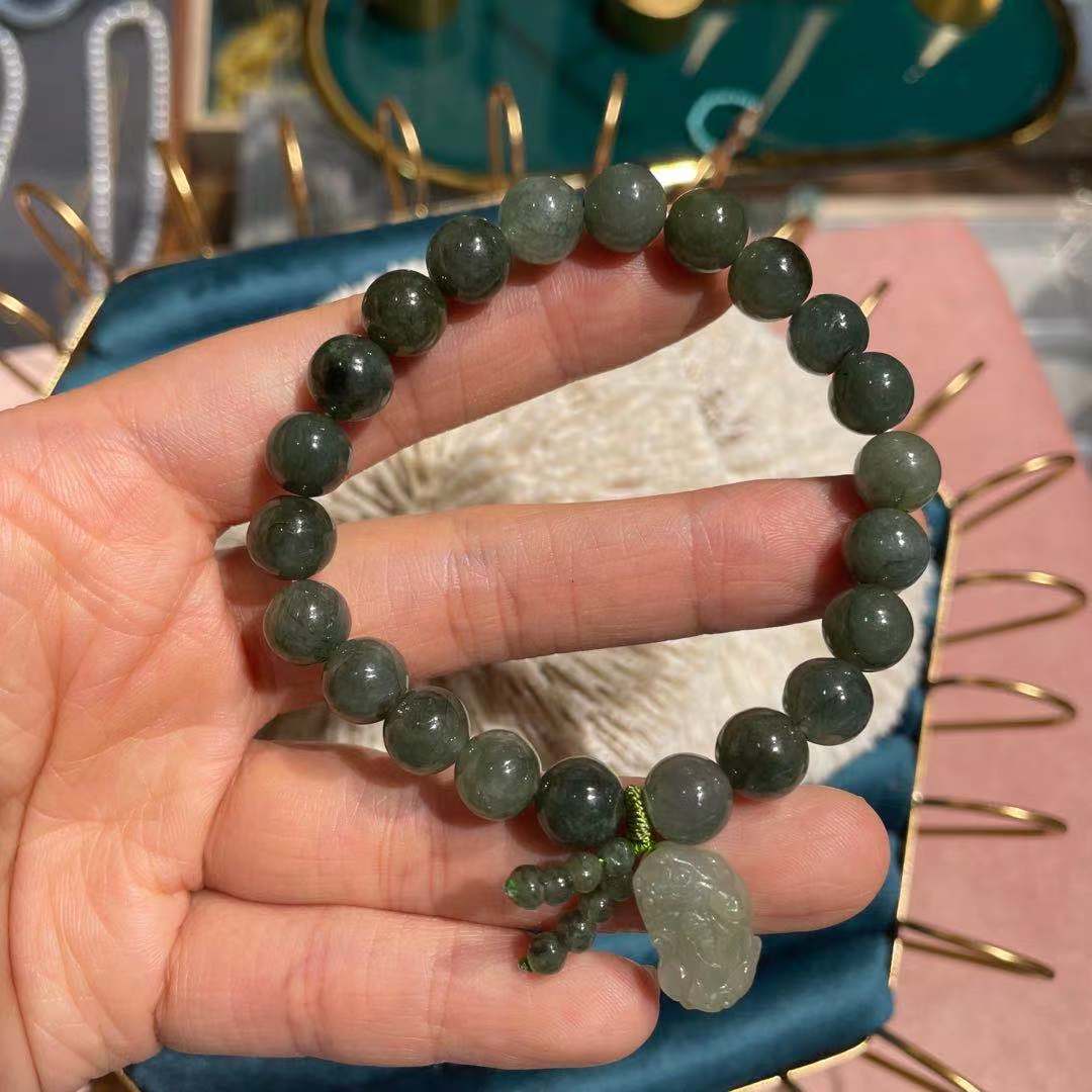 Round bead bracelet with jadeite and lucky money beast pendant