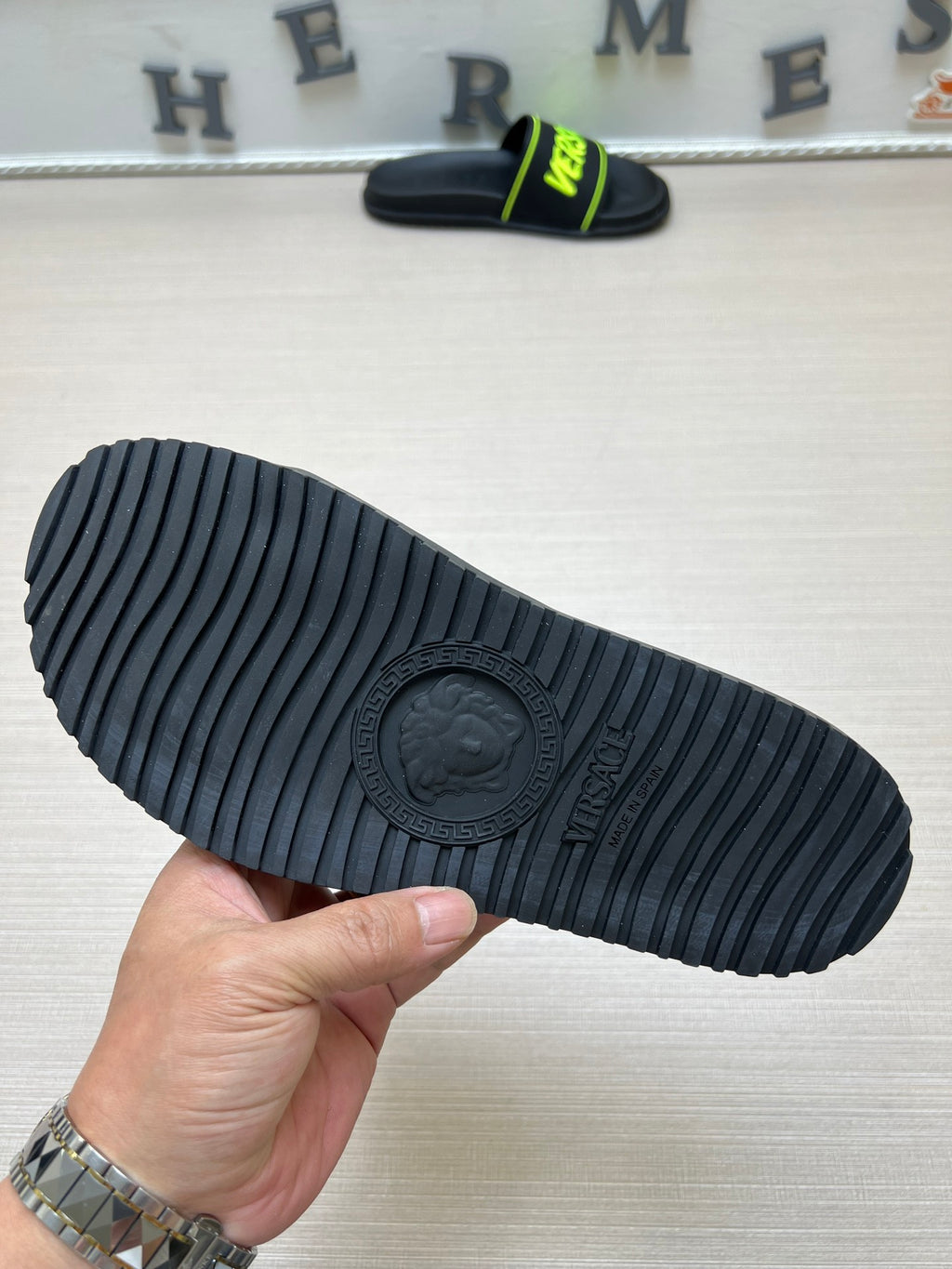54V54Z Popular slippers