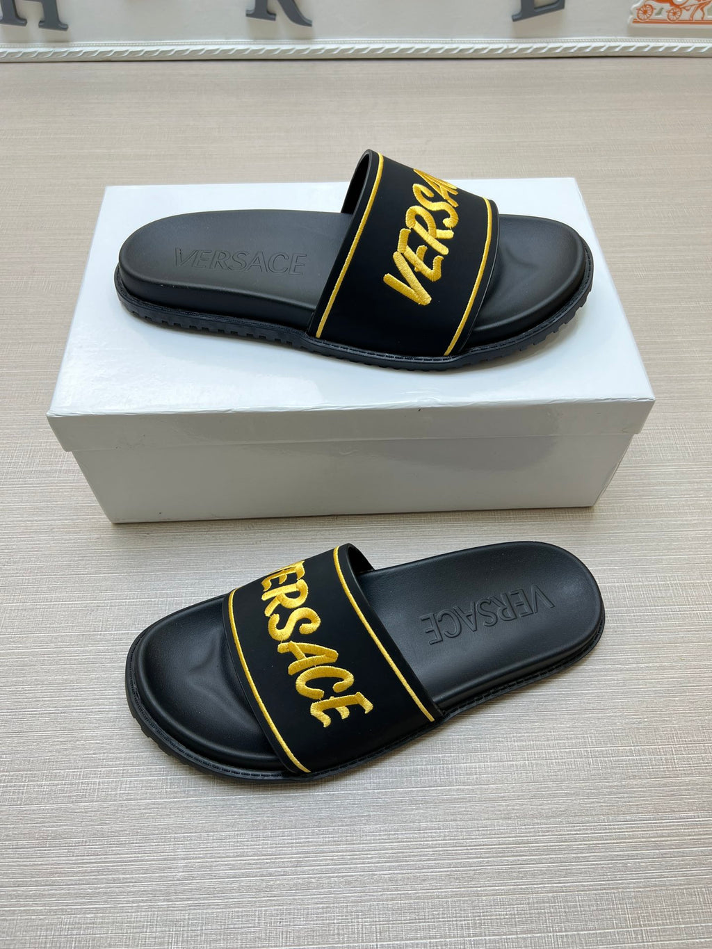 54V54Z Popular slippers