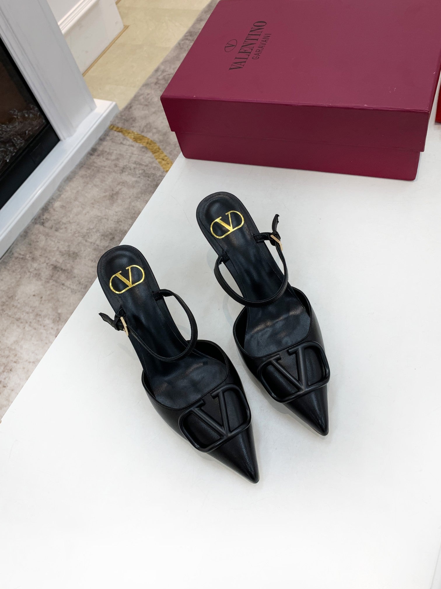 2YVL28Z Popular leather  High heels