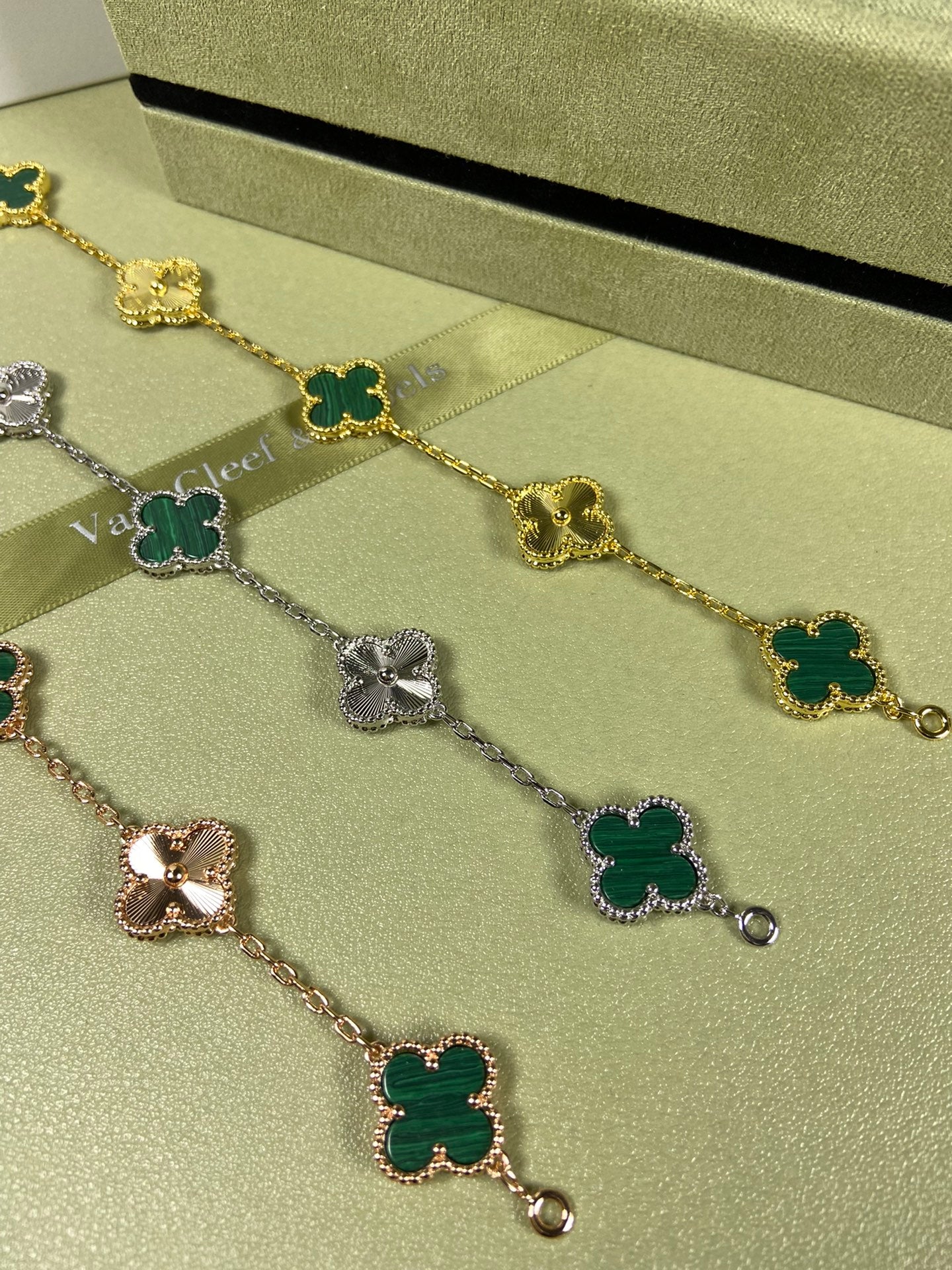 5XVA181K  Popular bracelets  5 flowers normal size1.5cm flower