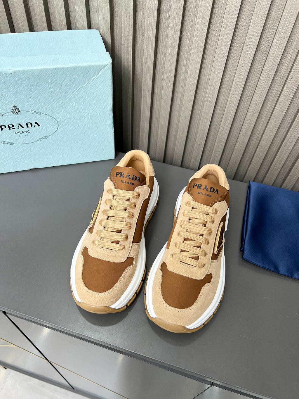 2LPD5X  Popular high-quality shoes