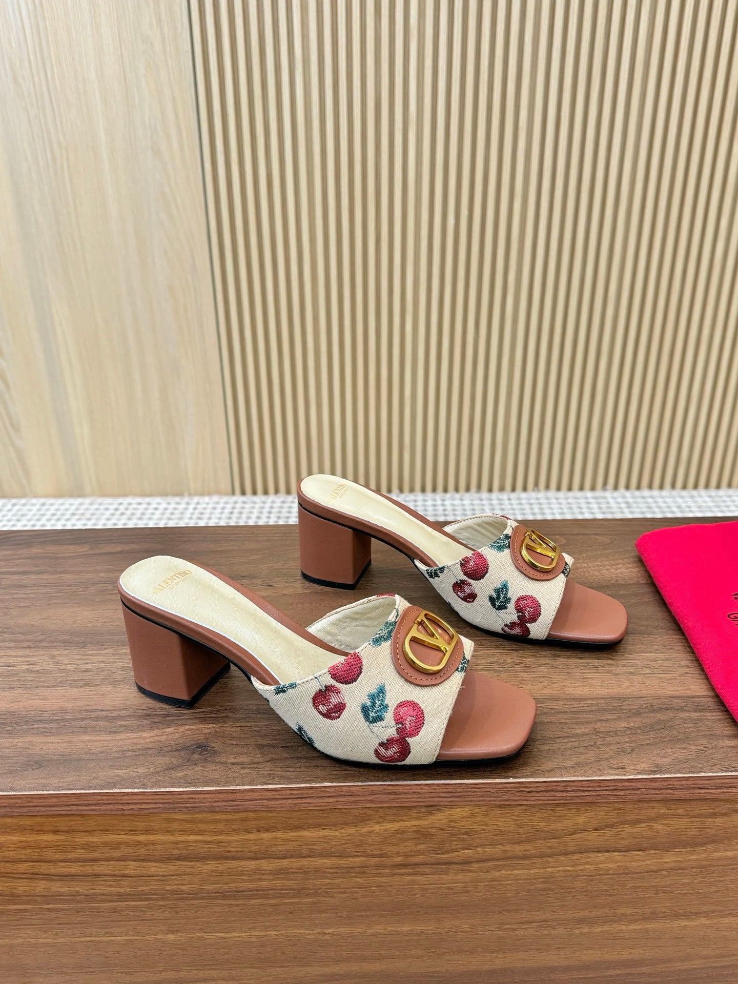 255QVL32Z Popular leather shoes