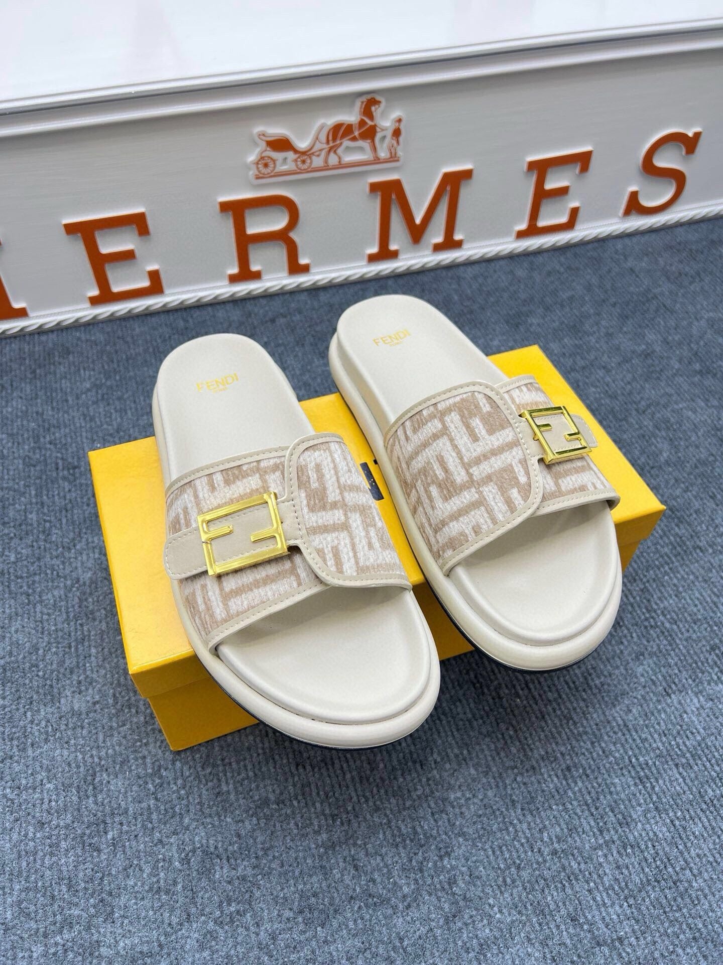 54F37Z Popular slippers