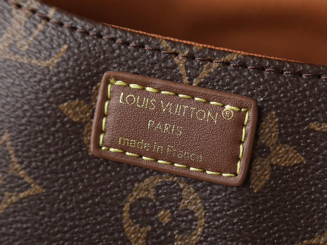 15RE158B Popular leather bag