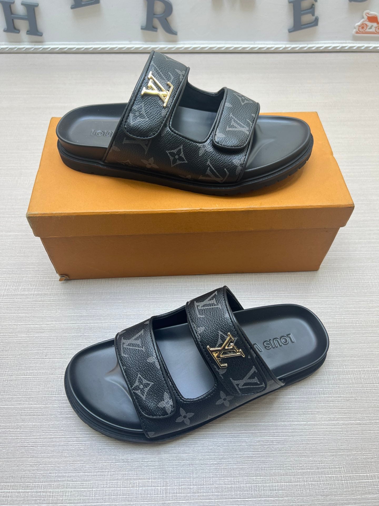 54E11Z Popular slippers