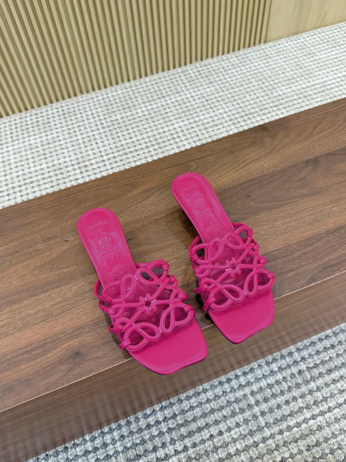 255QA33Z Popular  leather Slippers