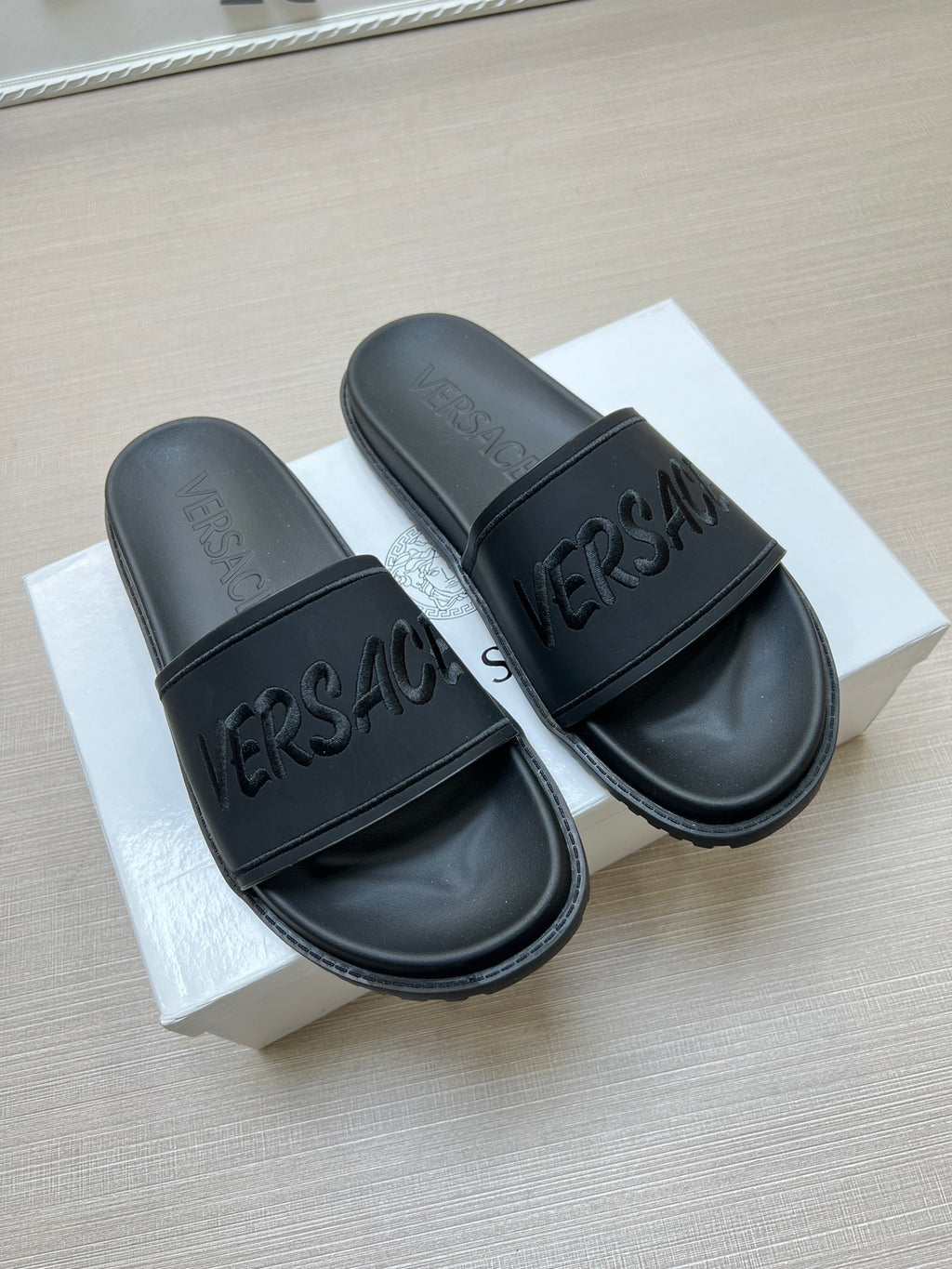 54V54Z Popular slippers