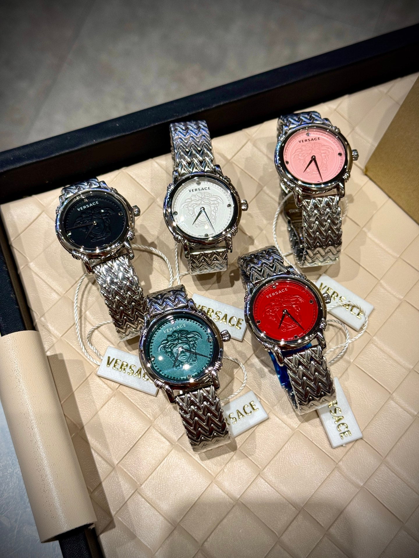 136RV76L Popular Watches