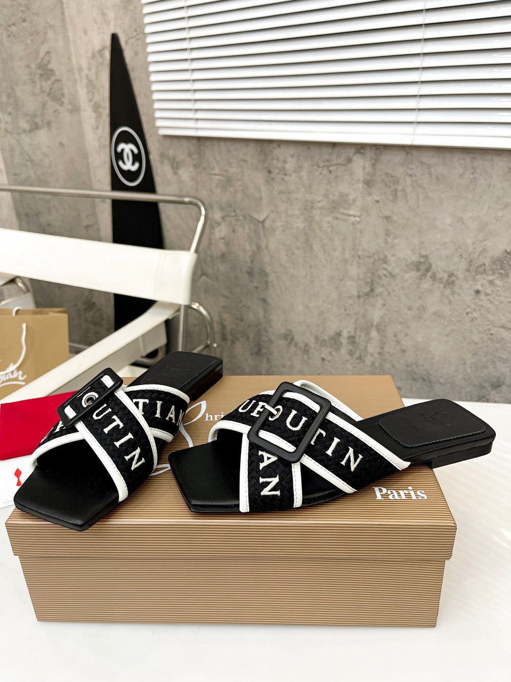J4A43Z Popular leather Slippers