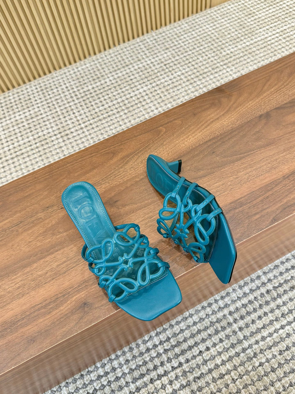 255QA33Z Popular  leather Slippers