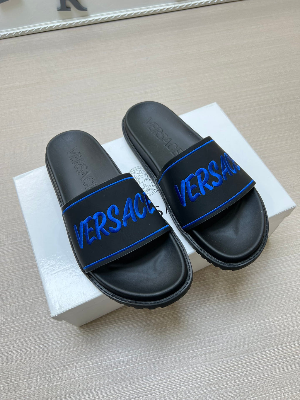 54V54Z Popular slippers