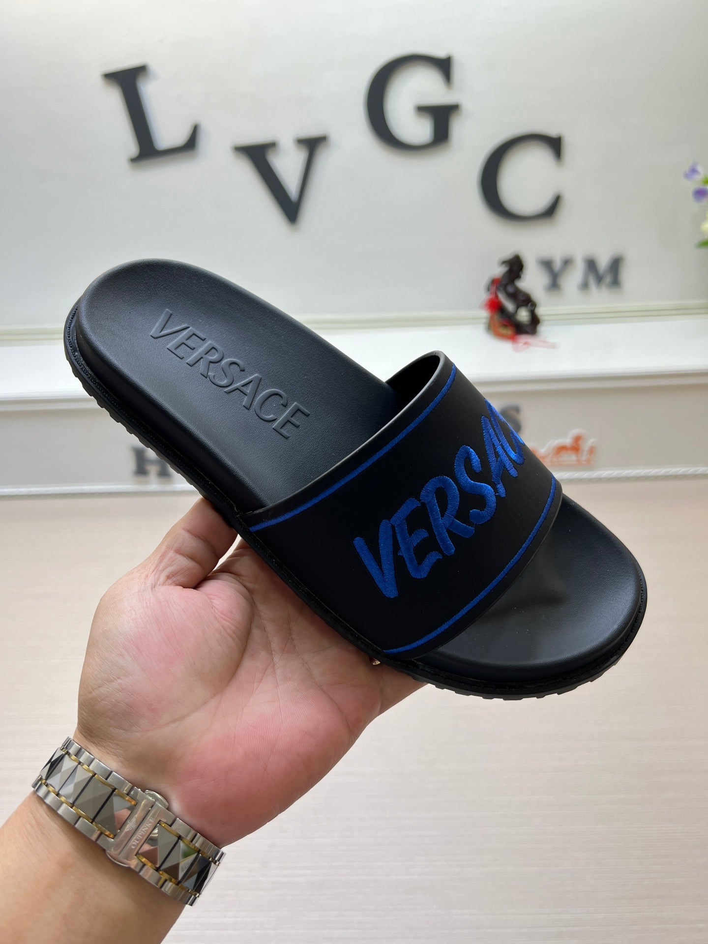 54V54Z Popular slippers