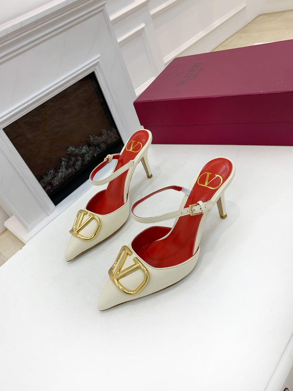 2YVL28Z Popular leather  High heels