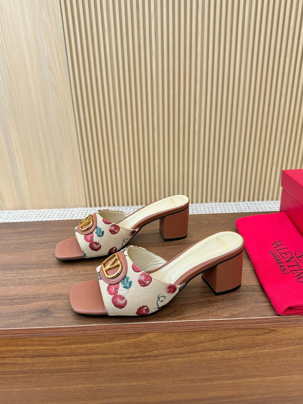 255QVL32Z Popular leather shoes