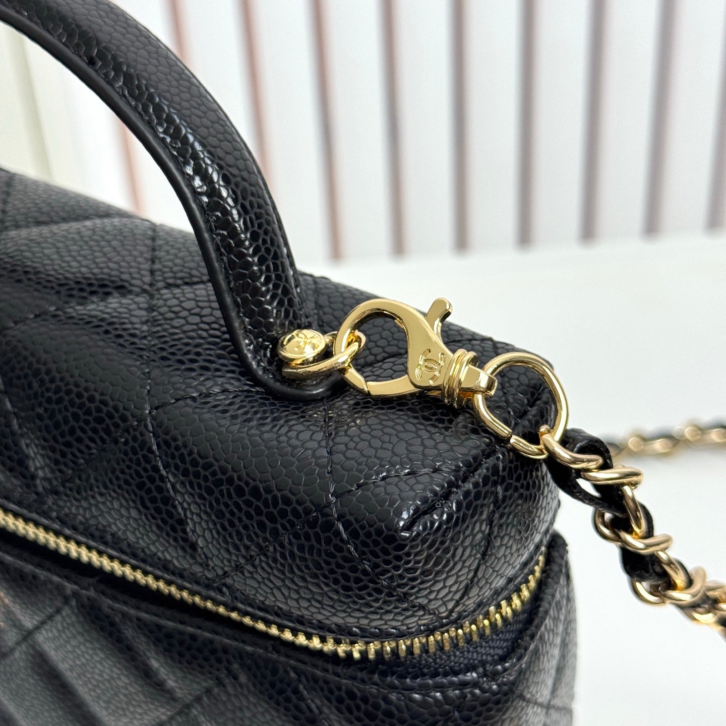 B1X66C19  Popular leather bag