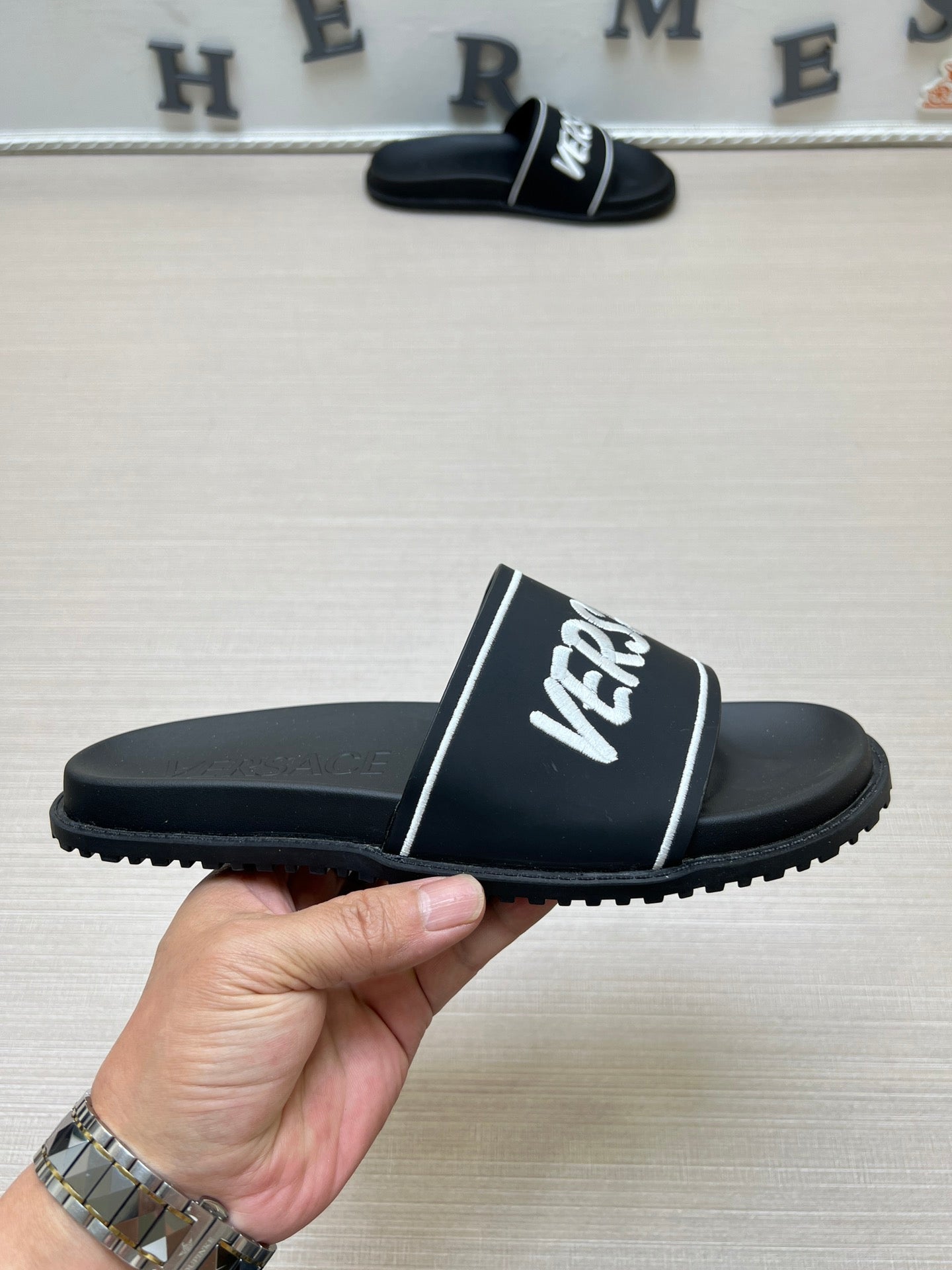 54V54Z Popular slippers