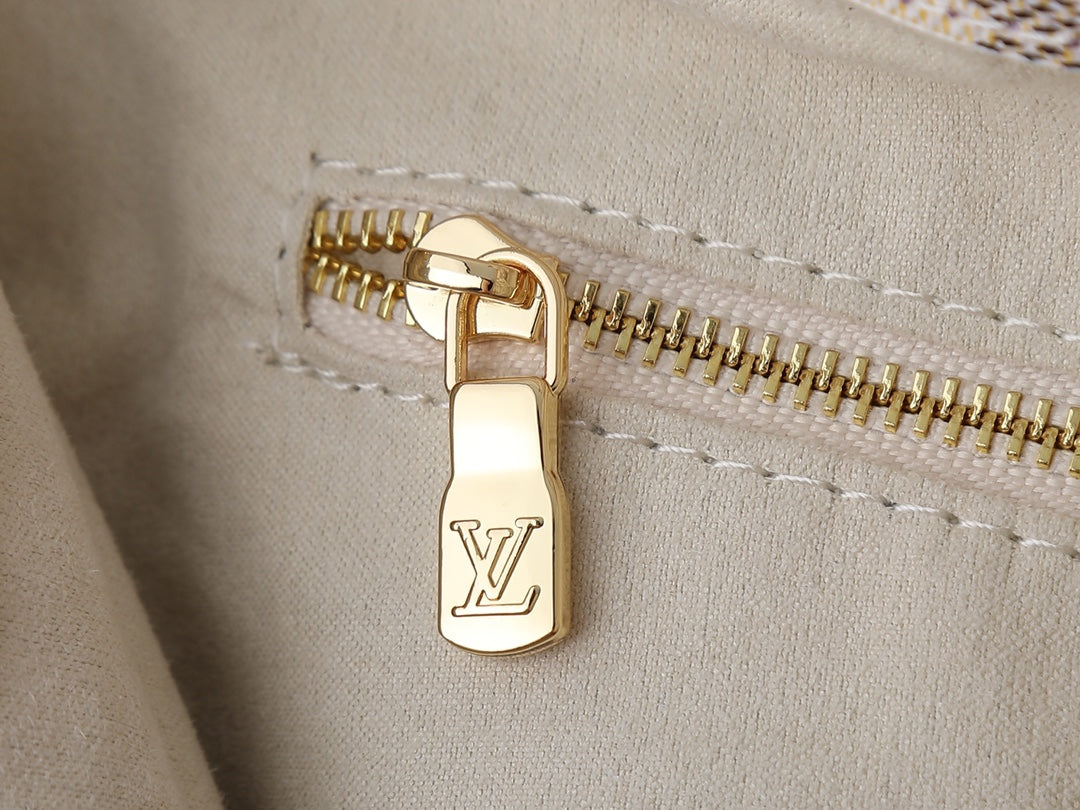 146PE66B Popular leather bag