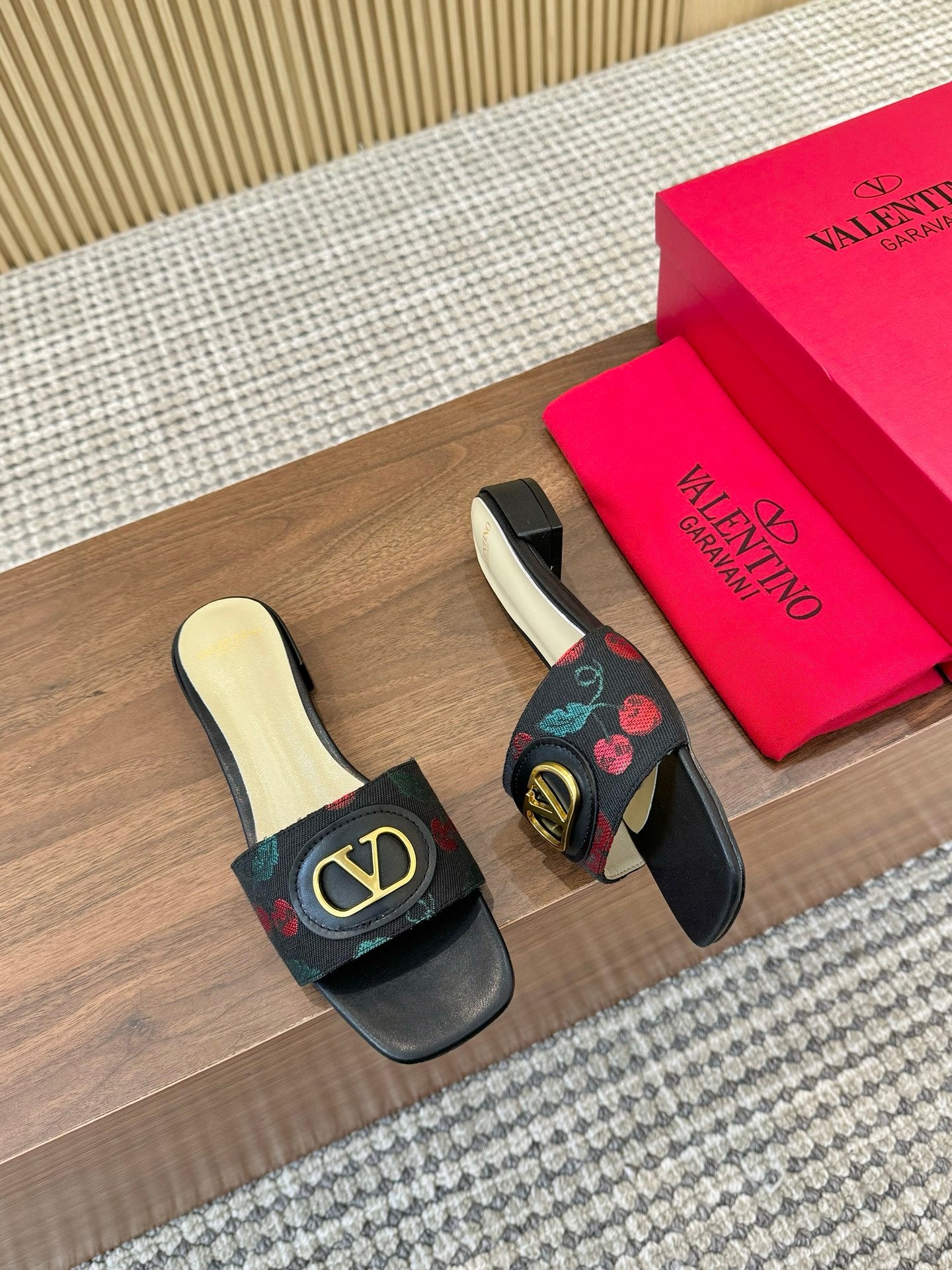 255QVL32Z Popular leather shoes