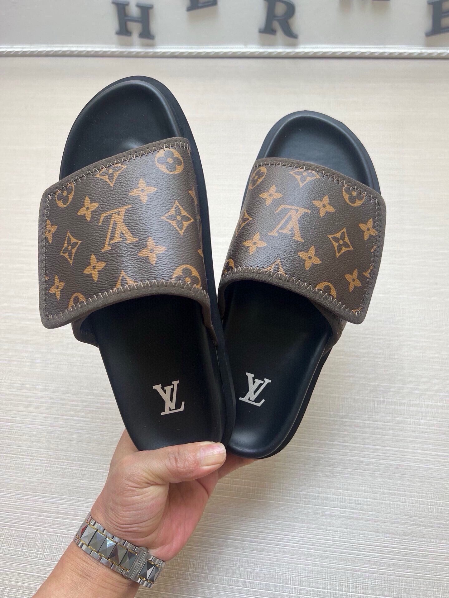 5LE210Z Popular Slippers