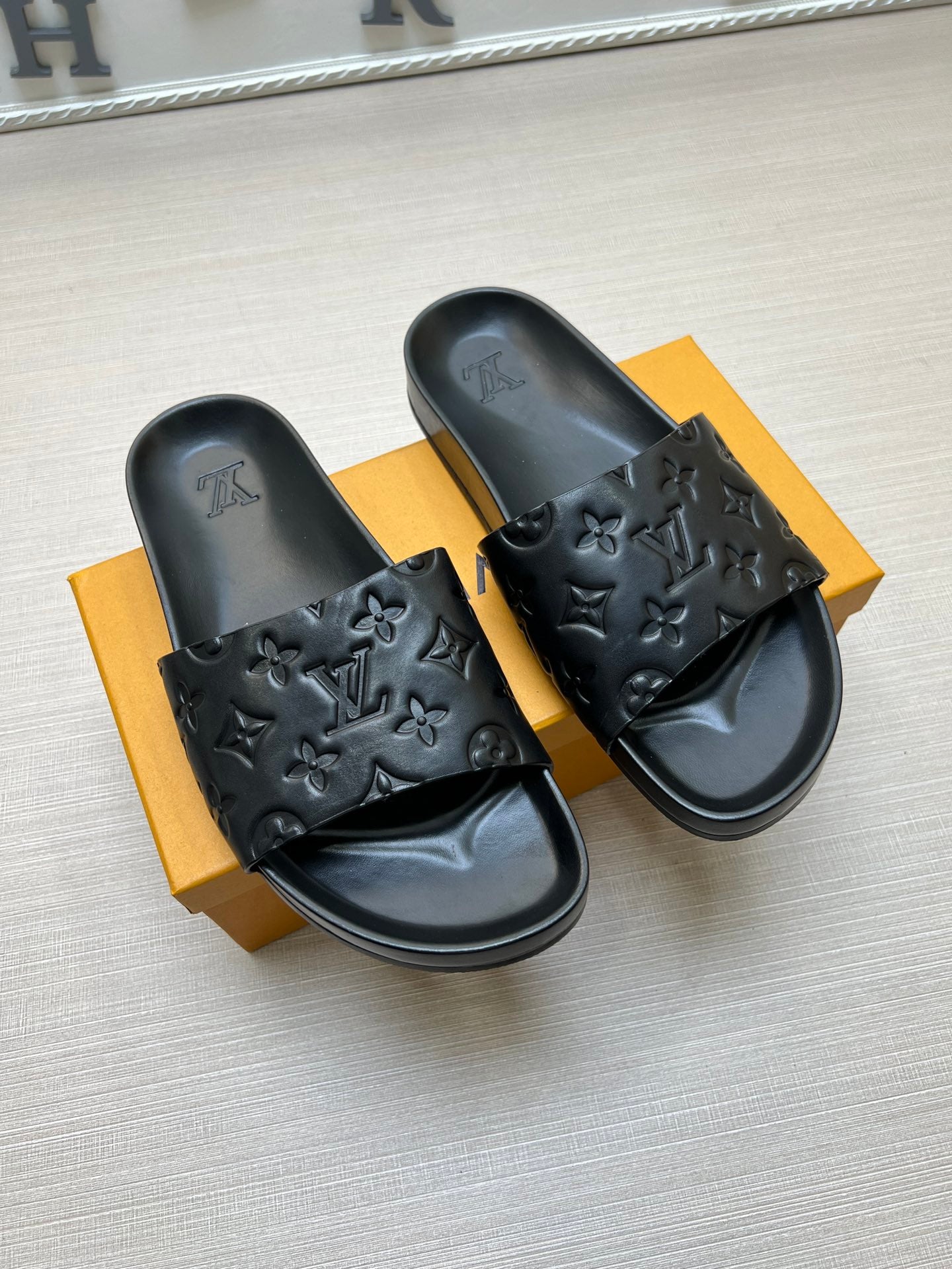 54E84Z Popular slippers