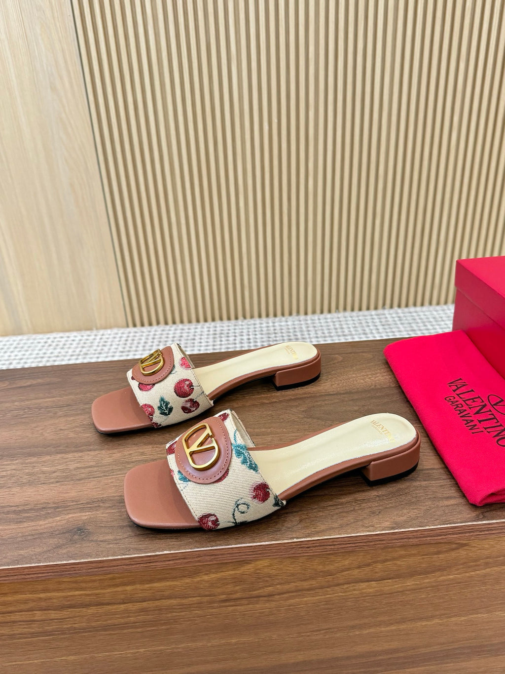 255QVL32Z Popular leather shoes