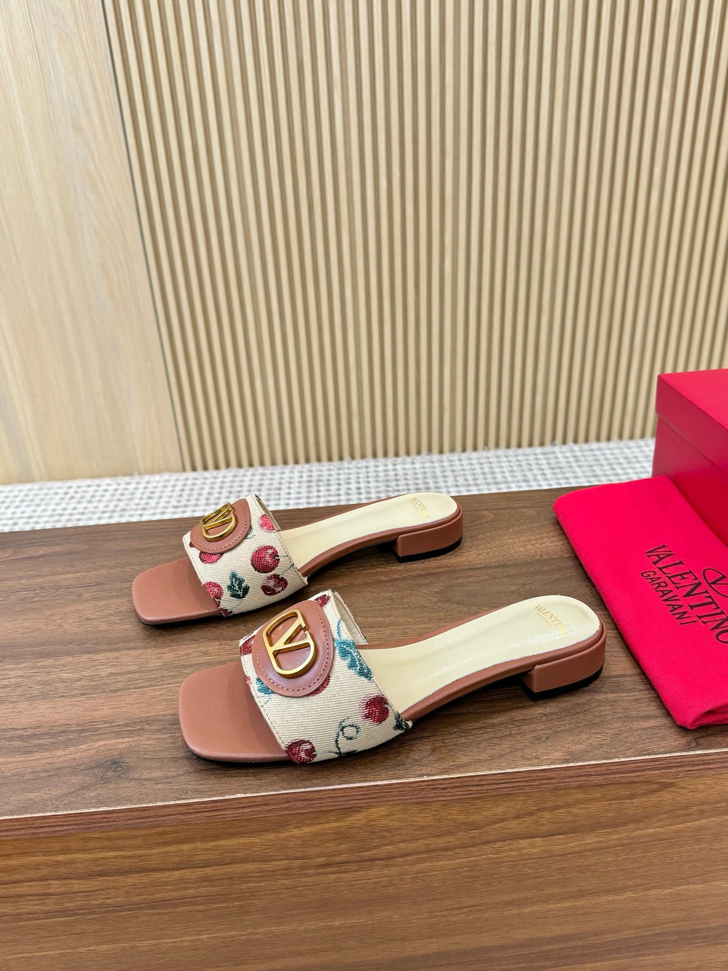 255QVL32Z Popular leather shoes