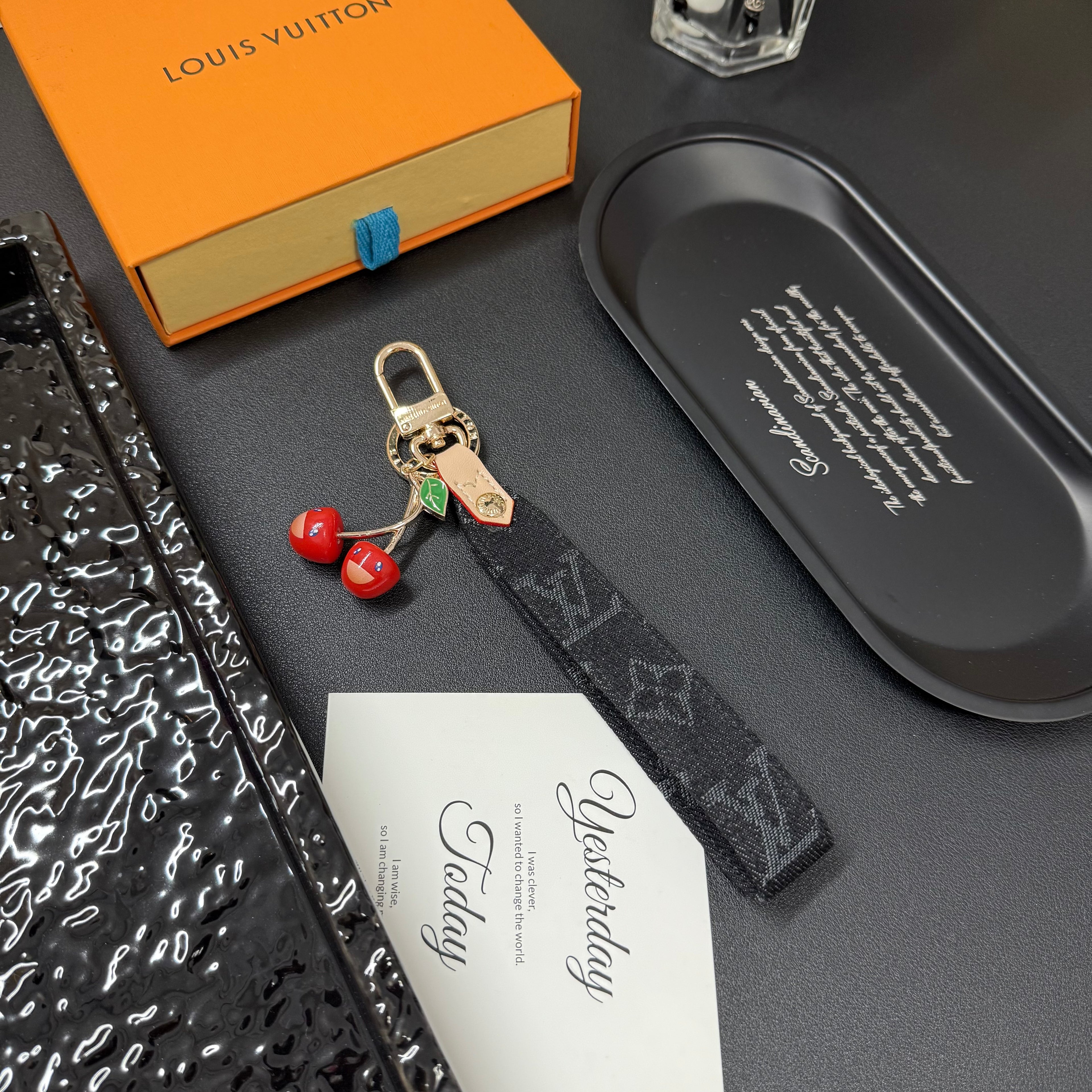 35QE4A Popular bag 's charms accessories