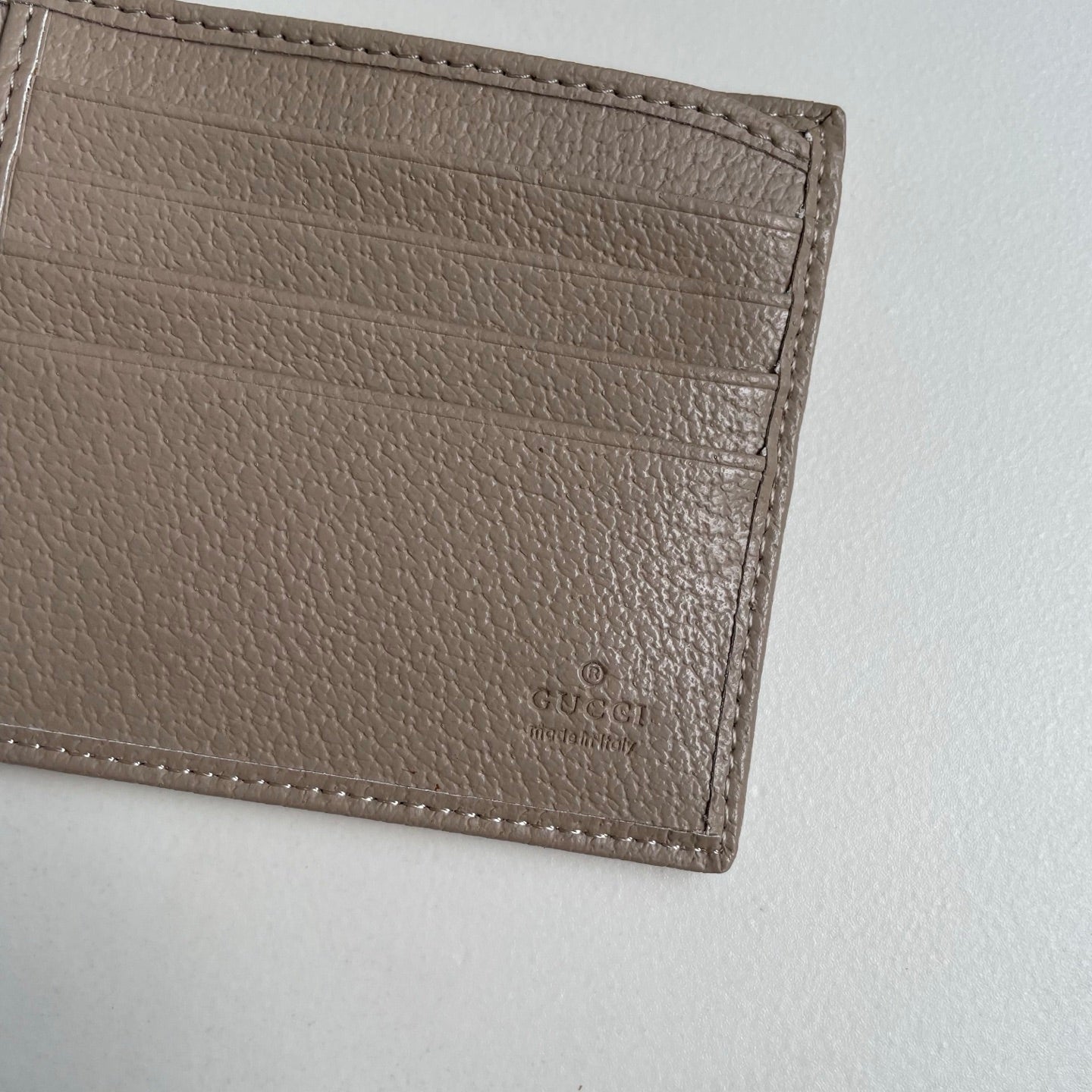 B1X46B7 Popular leather wallets ( with full packaging )