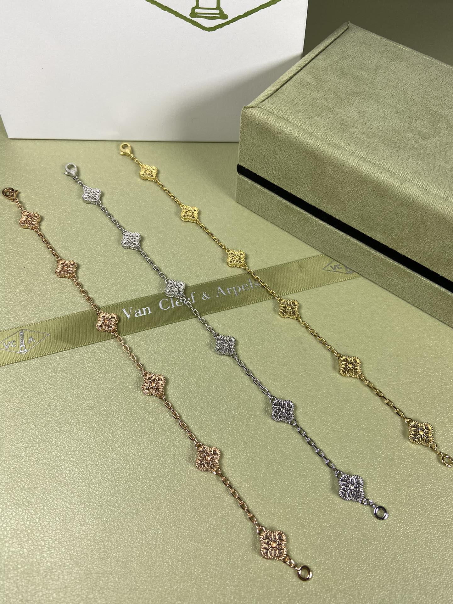 5XVA183K  Popular bracelets 6 flowers mini size 0.9cm flower