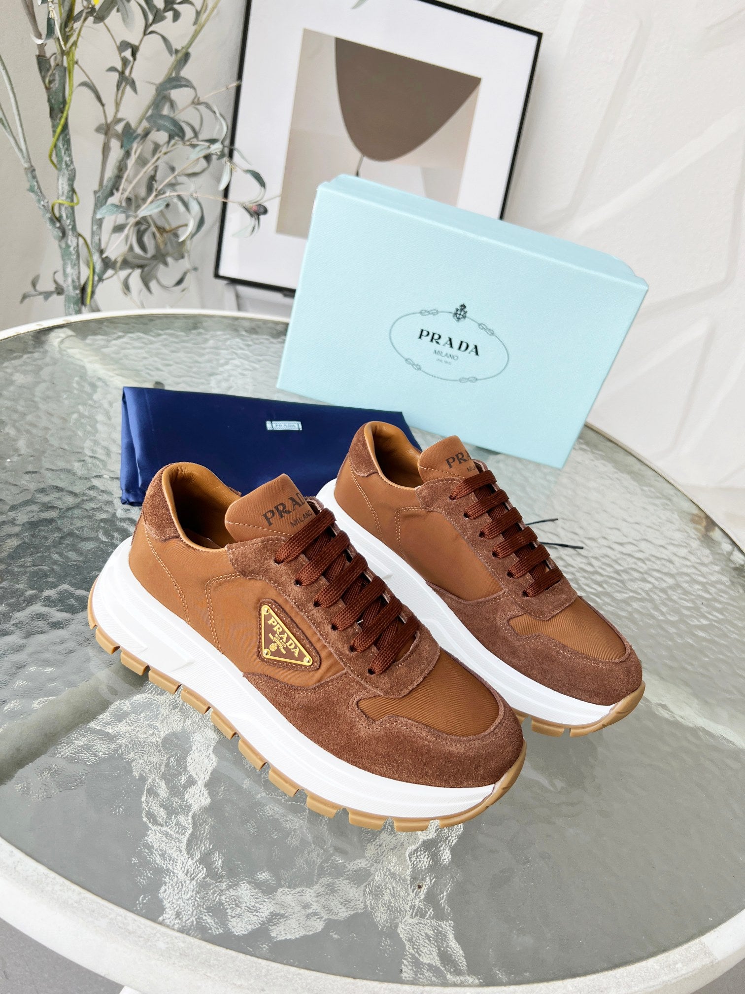 2LPD5X  Popular high-quality shoes