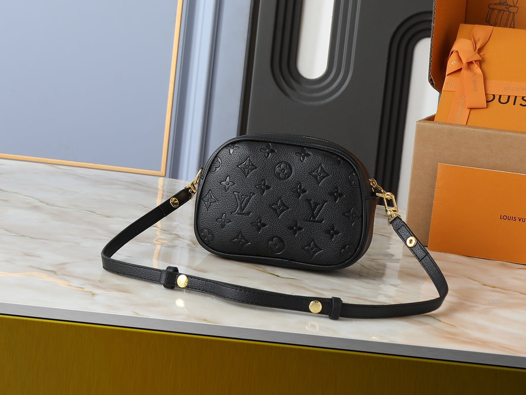 15RE147B Popular leather bag