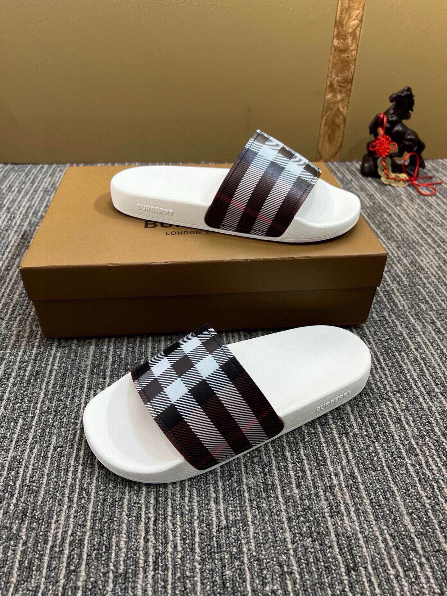 535ZR261Z Popular Slippers