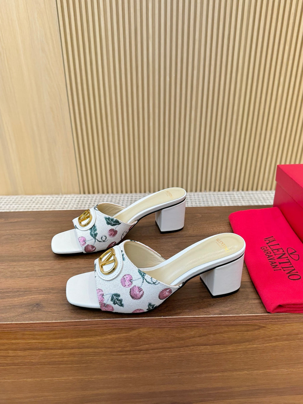 255QVL32Z Popular leather shoes