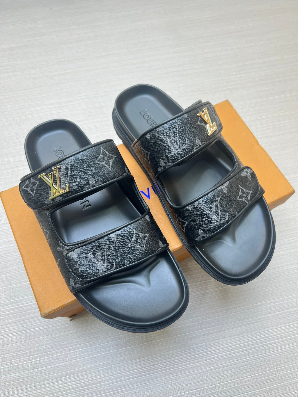 54E11Z Popular slippers