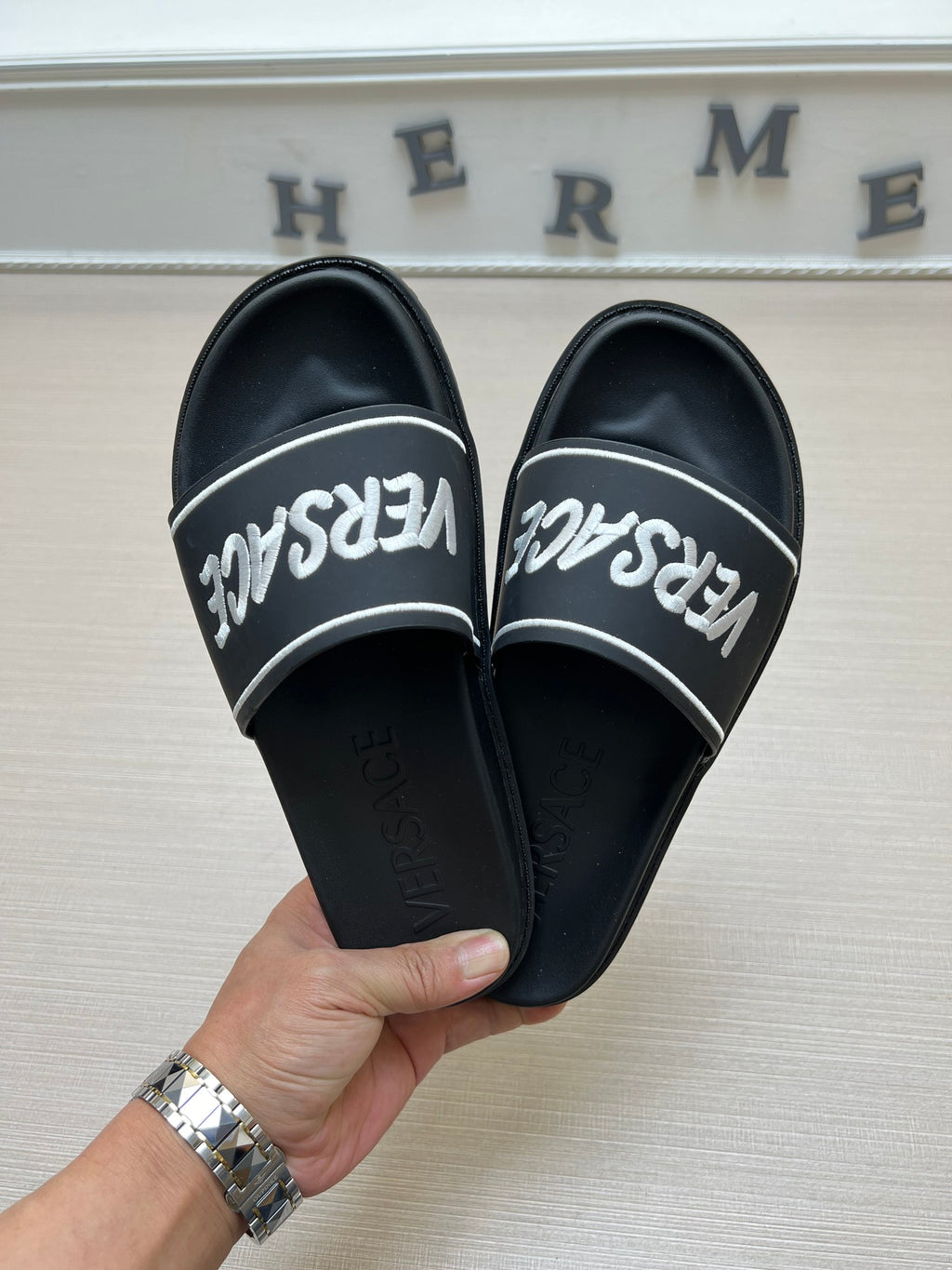 54V54Z Popular slippers